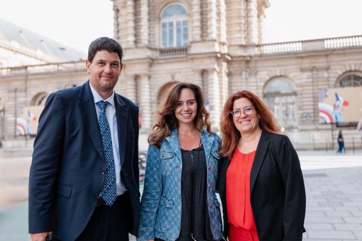 Photo publiée sur X par Sarah Knafo : avec Sonia Backès et Brieuc Frogier devant le Sénat, en soutien aux Calédoniens fidèles à la France
